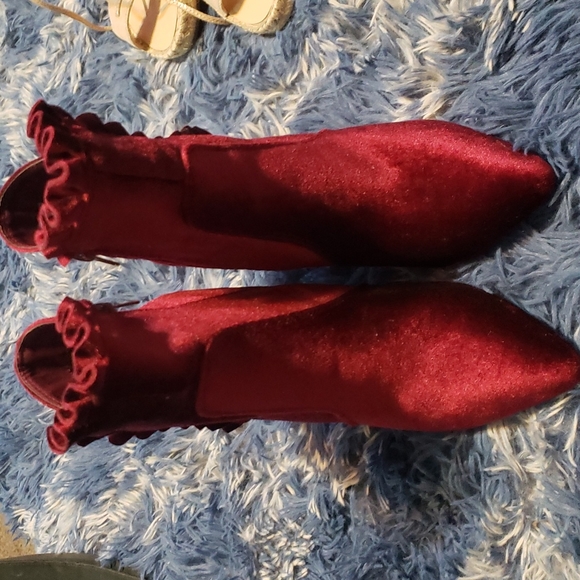 Shoe Dazzle ruffled bootie - Picture 4 of 5